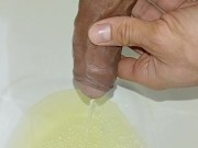 CORRIDA INTENSA y PISSING desesperado en baño publico, casi me pillan