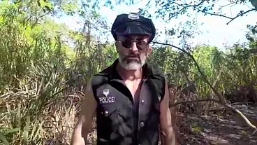 Policial malandrão no meio das trilhas avistou dois indivíduos e foi revistar, mas logo o policial já apalpou a rolona do suspeito e caiu de boa chupando