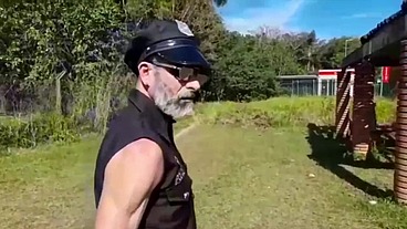 Policial malandrão no meio das trilhas avistou dois indivíduos e foi revistar, mas logo o policial já apalpou a rolona do suspeito e caiu de boa chupando