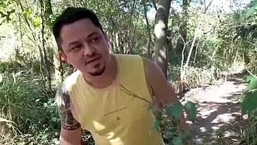 Policial malandrão no meio das trilhas avistou dois indivíduos e foi revistar, mas logo o policial já apalpou a rolona do suspeito e caiu de boa chupando