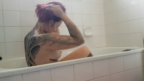 Voyeur- bathtime with leg and pussy shaving