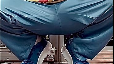 Macho del gym acepta dejarse grabar en video con jaula de castidad en su pene peque&ntilde_o y pic&aacute_ndose su culo virgen