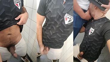 Entrei no banheiro e tinha um macho lindo me olhando, desci o short e deixei ele mamar, eu mamei também e fui leitado na boca