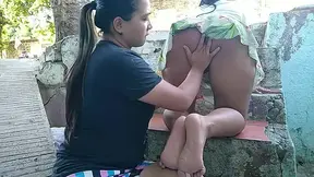 2 parte, le chupo el co�o a la vecina en la entrada de su casa, mientras su esposo trabaja