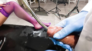 پرستار زن بلوند کون گنده و حامله ایما با جوراب ساق بلند از مقعد خشن سکس می‌کند و آب منی می‌پاشد.