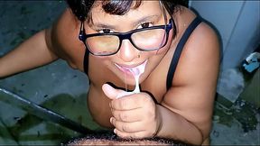 (AMADOR) Padrasto fode com sua enteada no quintal de casa e goza duas vezes em sua boca