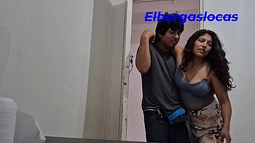 Al salir de la fiesta ella se puso muy cachonda y quizo empezar a follar como ninfomana, asi que hicimos el amor toda la noche.