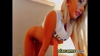 Sexy big-tits blonde teen shake ass on webcam