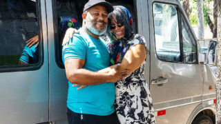 Пышнотелая красотка в очках получает мощную порцию секса от чернокожего мужчины перед тем, как заняться анальным сексом.