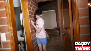 Sexo oral, gozada, garganta profunda, lambendo, velho e jovem, papai – os jovens amadores Eli Belloso e Melo Prince, fodidos analmente