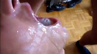 geiler voller sperma mund