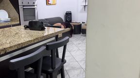 mi hijastra descansando en el mueble de la sala en short deportivo con un enorme culo irresistible - llegue cansada del entrenamiento y mi padrastro se aprovecho de