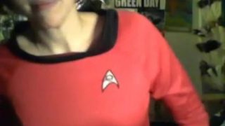 Starfleet sĩ quan cosplayer dải trên cam và khoe bộ ngực và âm hộ nóng bỏng của cô ấy