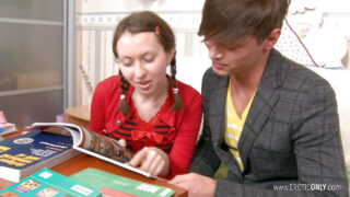 Azgın, iri doğal göğüslü MILF Wendy Harper, yoğun bir anal ilişki öncesinde penis üzerinde zevk alıyor.