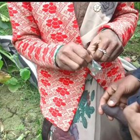 Malkin khet ghumne gaye thi tab majdur ne condom laga ke chudai kiya aur chut me ungli suman chilane lagi video  viral  Hindi