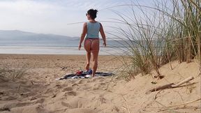 Curvy MILF shows off her beach body while exercising