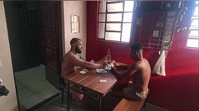 Jogo de cartas entre amigos termina em putaria