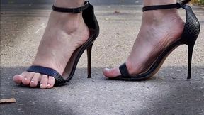 Toe Overhang in high heels sandals, Toes Overhanging, Walk in Oversize high heels sandals