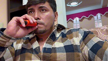 Comiendo pollito a escondidas de sus jefes