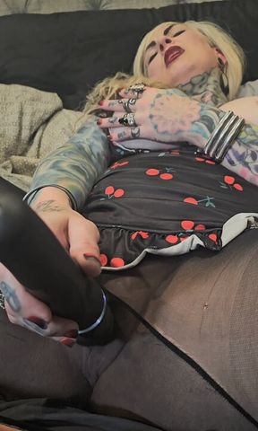 Rubbing my Pussy with a Vibrator through my Pantyhose until I Orgasm