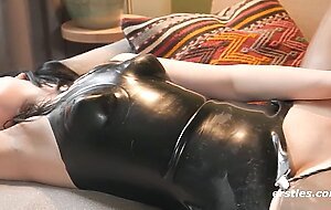 Ersties - Melli steht auf Latex und Spanking bei der Selbstbefriedigung