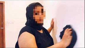 Sexy Big Butt &amp_ Big Tits Saudi Beautiful Maid Cleaning Boss'_s Room &amp_ Make Him Horny For Fucking Her