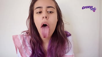 Linda chica hace ahegao con la lengua afuera