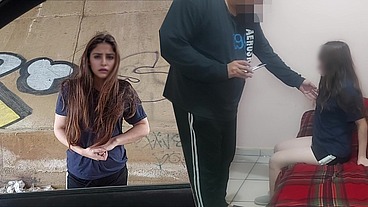 DUELE! PEQUEÑA e inocente morrita putipobre de colonia marginal se va con un viejo por ayuda económica, casero real no fake