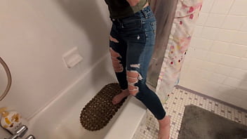 thick white girl pee desperation in jeans