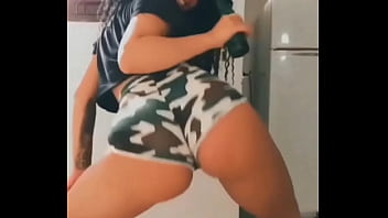 Novinha cavala toda exibida dan&ccedil_ando funk