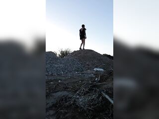 linda trans con vestido y sandalias se desnuda en publico muy caliente disfrutala