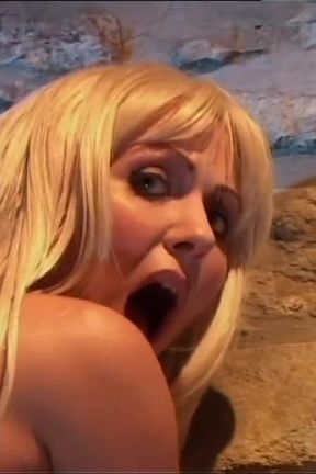 Horny MILF with Big Ass Fucked Pussy Lips and Cumshot in Mouth by a Big Vintage Cock