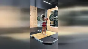 Amateur gym girl gets an accidental squirt during a deadlift in this spicy