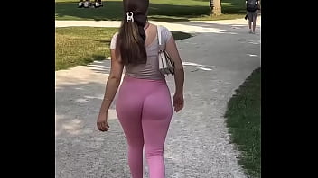 Morena da Bunda Gostosa de Legging Rosa Socada