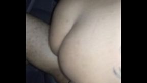 Esposa deixando amigo meter no pelo dentro do carro