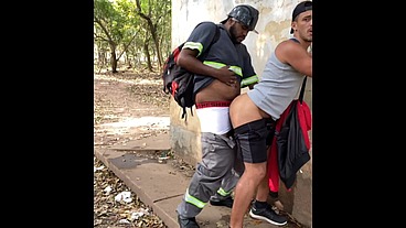 O TRABALHADOR SAIU DO SERVIÇO E DIRETO COMER BUNDA DE GAROTOS NO PARQUE