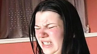 Ansiktsprut – amatör bystig tonårshora anal knullad