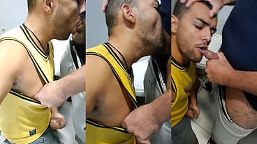 Sai mais cedo do trabalho e o segurança estava no vestiario, entre no box e mamei a pica dele até gozar