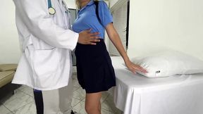 medico no resiste medir el gran culo de hermosa chica inocente estudiante que es manoseada por el medico pervertido