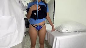 medico no resiste medir el gran culo de hermosa chica inocente estudiante que es manoseada por el medico pervertido