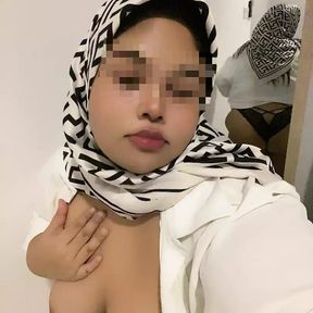 Hijabi girl blow dildo