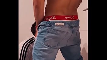 EL NOVIO HETERO DE LA DESPEDIDA DE SOLTEROS ME FOLLA A ESCONDIDAS DE LA FIESTA