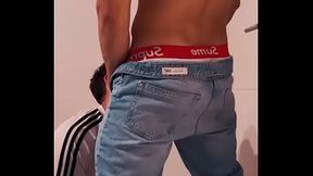 EL NOVIO HETERO DE LA DESPEDIDA DE SOLTEROS ME FOLLA A ESCONDIDAS DE LA FIESTA