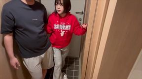 今日は彼氏の家でお泊り。コンビニ一緒に行って帰ってきたら我慢出来ずに玄関先でhしちゃうカップル。