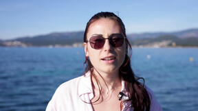 ”Mia, 24 years old, from Hyères!”