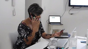 LLAMO A UN AMANTE PARA QUE VENGA A COJERME EL CULO Y MI M ARIDO ME AVISA QUE LLEGA TRES HORAS TARDE , INCREIBLE COJIDA ANAL , PERDI LA CUENTA DE LOS ORGASMOS QUE TUVE ME CHORREABA LA LEC
