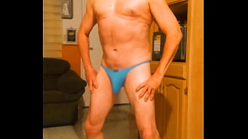 Baile sensual de stripper en tanga de elegante hasta eyacular.