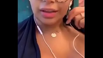 Chica buen&iacute_sima en tren