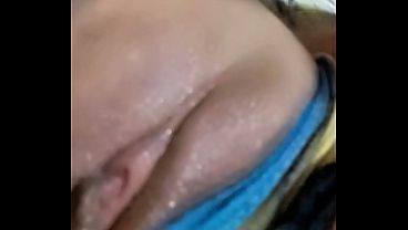 Actriz amateur se masturba y se toca sus grandes tetas