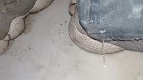 pantalones orinados con panal de tela en manana lluviosa y dos orgasmos